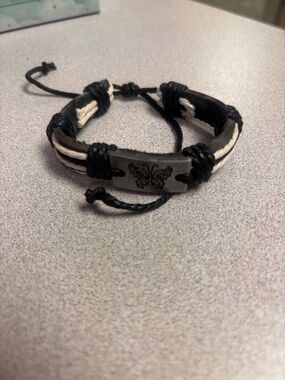 Fashion Jewelry Black and White Braided Bracelet with Butterfly Plate